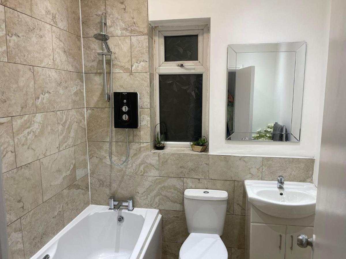 Short Stopzzz & Indoor Hot Tub Manchester Dış mekan fotoğraf